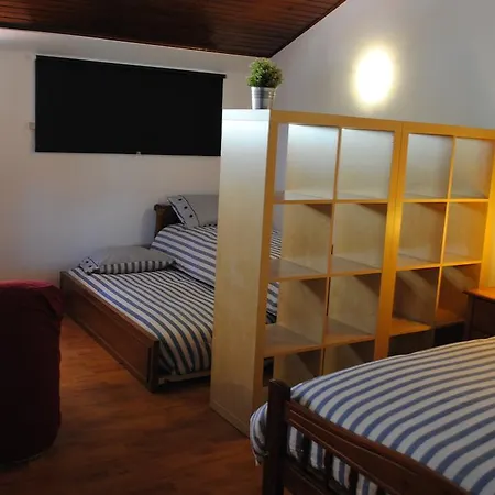 Wanderlust House Hostel *